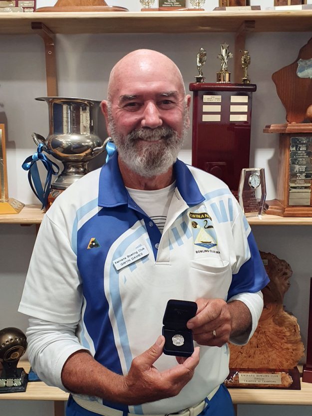 Gwyn Davies receives Life membership.